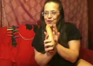 Overweight mature skank uses all her toys to satisfy her